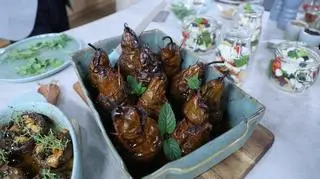 Gruszki z orzechami włoskimi, masłem orzechowym i kolendrą