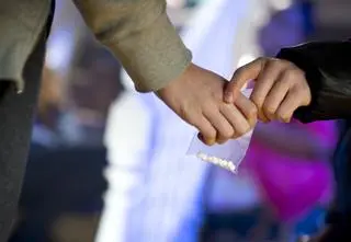 Czerwony alert w związku ze śmiercionośnym ecstasy. "Nie zażywaj tej tabletki"