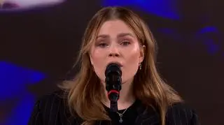 Karolina Jop w piosence “Autotune” 