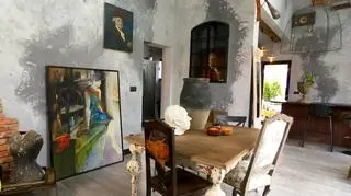 Artystyczny loft z dekoracjami z XIX i XX wieku