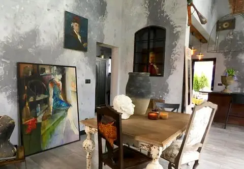 Artystyczny loft z dekoracjami z XIX i XX wieku