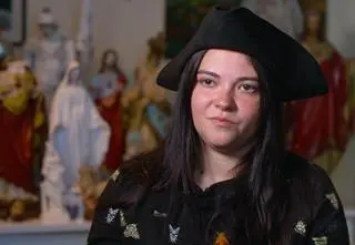 Nadaje drugie życie zniszczonym figurkom świętych