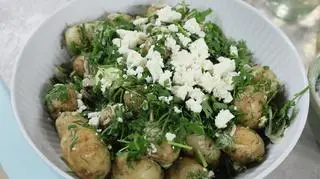 Letnia sałatka ziemniaczana z fetą, ziołami i musztardowym winegretem