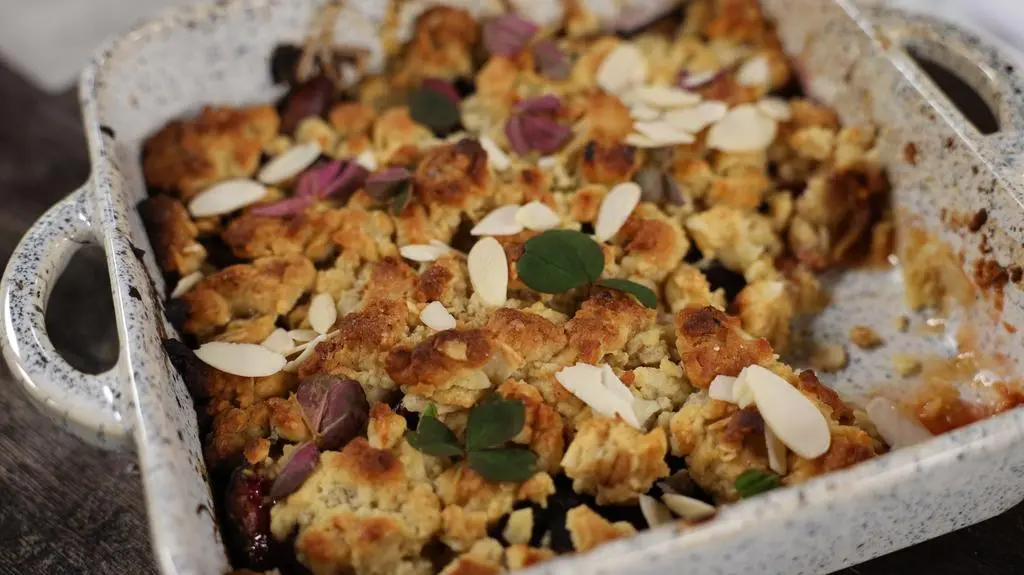 Śliwki z crumble z masłem miso