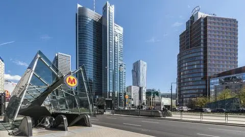 Dziewczynka zaklinowała głowę w metrze