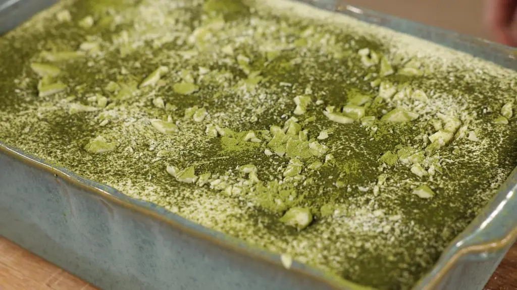Tiramisu z matchą i białą czekoladą