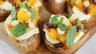 Tost z kozim serem, chutneyem z dyni, orzechem włoskim i miętą