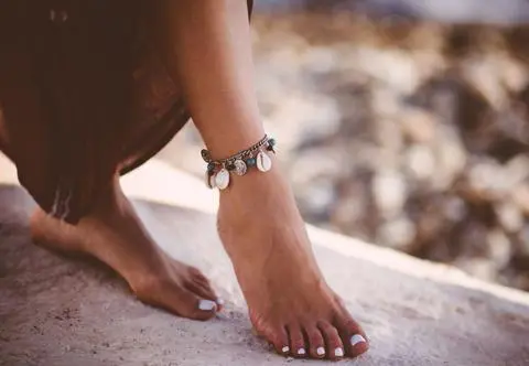 Ten pedicure był synonimem kiczu. Teraz to hit lata 2025 roku