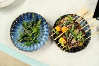 Yakitori z piersi z gęsi, mango z sosem sojowym i imbirem 