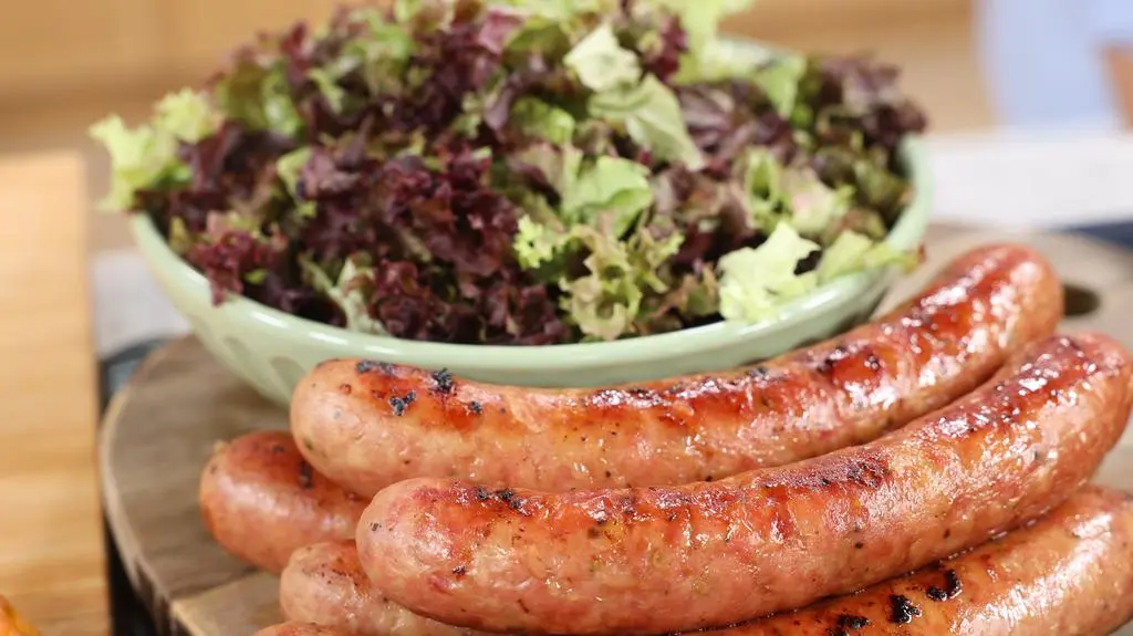 Kiełbasa i sałata
