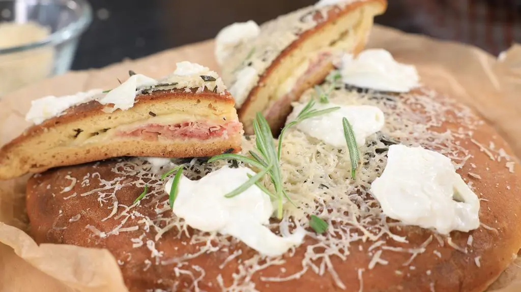 Szybka focaccia bez drożdży – z jednej patelni