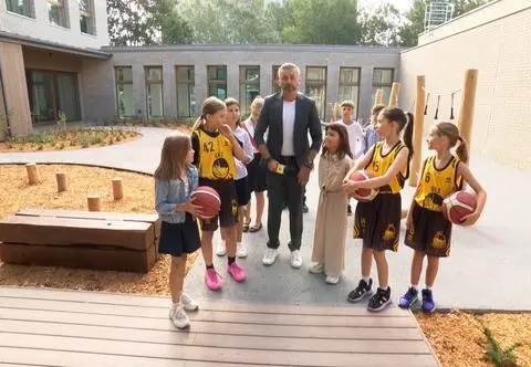 Boisko na dachu i miejsce dla 900 dzieci. Jak wygląda najnowocześniejsza szkoła w Polsce?