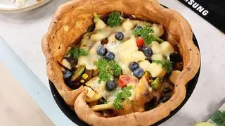 Sałatka na ciepło na omlecie z serem królewskim