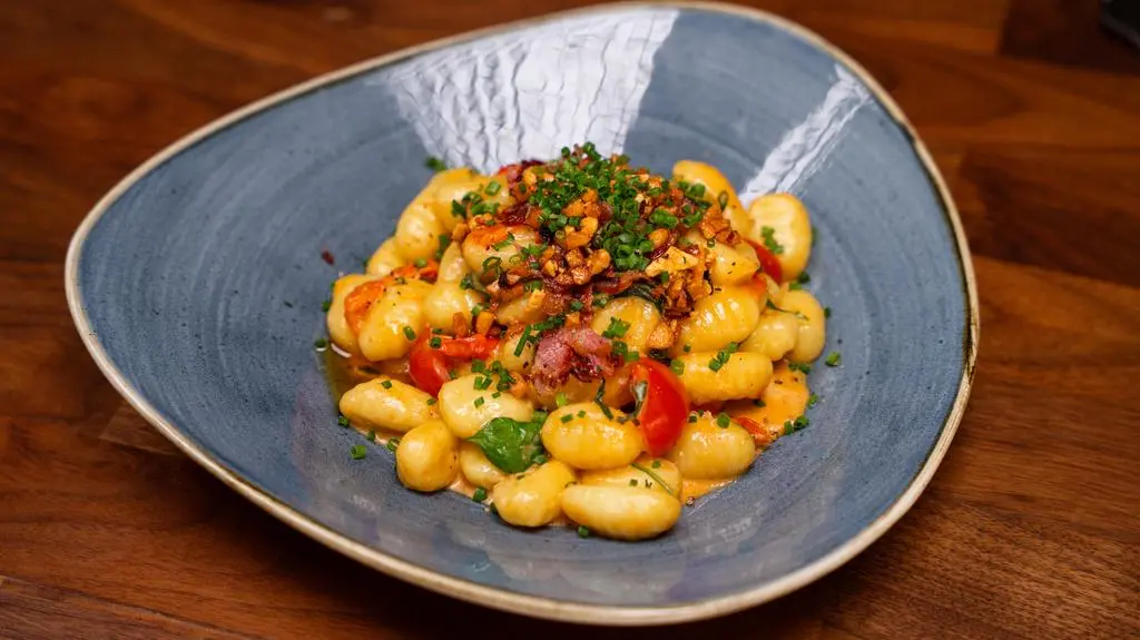 Gnocchi w sosie z Gorgonzoli DOP dolce, z boczkiem i pomidorkami cherry