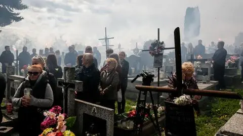 Dress code na Wszystkich Świętych. Stylistka radzi, jak się ubrać na cmentarz