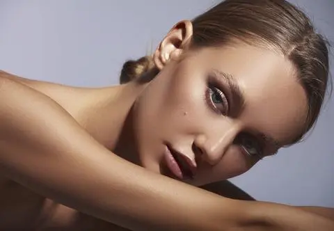 Blonzing - nowy trend w makijażu. Skóra muśnięta słońcem nawet zimą 