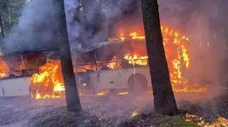 Sątopy. Autobus, który wiózł dzieci, stanął w płomieniach