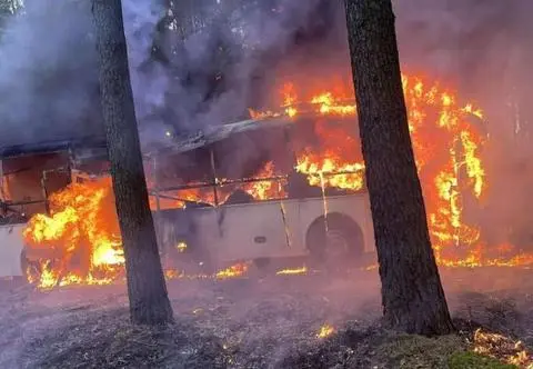 Autobus z małymi dziećmi stanął w płomieniach.  "Zadysponowano kilka zastępów straży pożarnej"