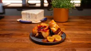 Tost francuski z Gorgonzolą DOP dolce, karmelizowaną śliwką i tymiankiem. Idealne połączenie smaków