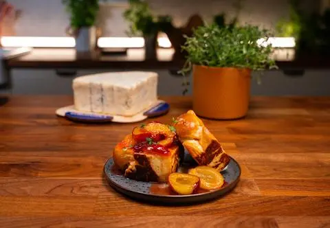 Tost francuski z Gorgonzolą DOP dolce, karmelizowaną śliwką i tymiankiem. Idealne połączenie smaków