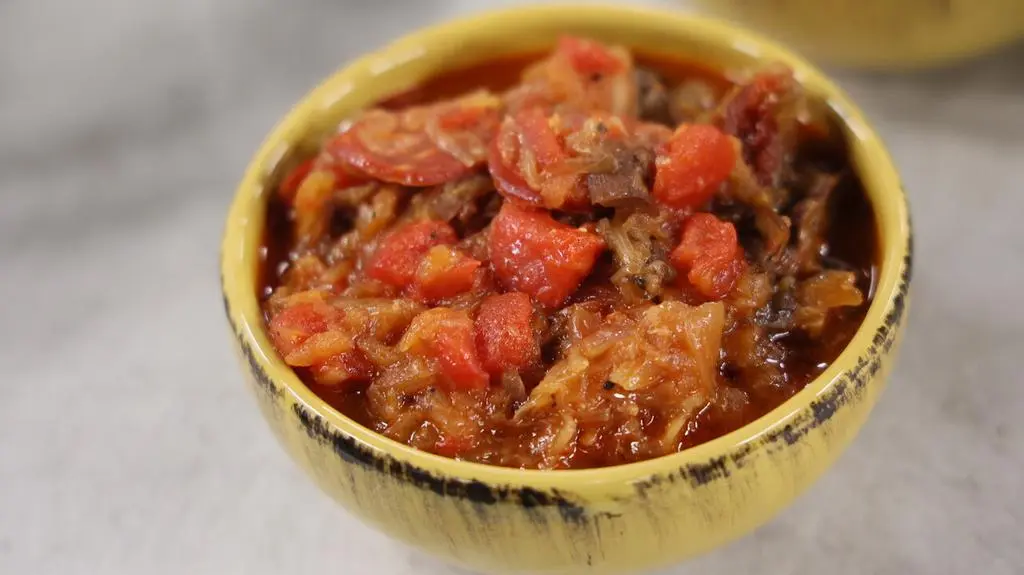Bigos z chorizo z suszonymi pomidorami z chili