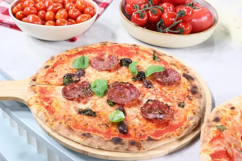 Pizza z salami i bazylią