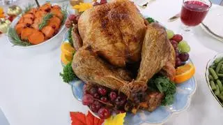 Klasyczny amerykański pieczony indyk z masłem ziołowym