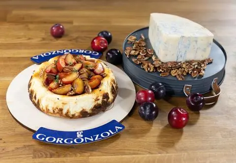 Sernik baskijski z Gorgonzolą DOP i karmelizowanymi śliwkami – nieoczywista słodycz z charakterem 