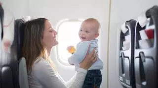 kobieta, która leci samolotem z małym dzieckiem 