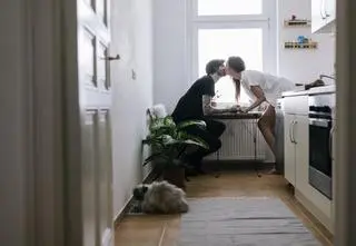 Mieszkanie razem czy osobno - co jest lepsze dla związku? Psycholog radzi