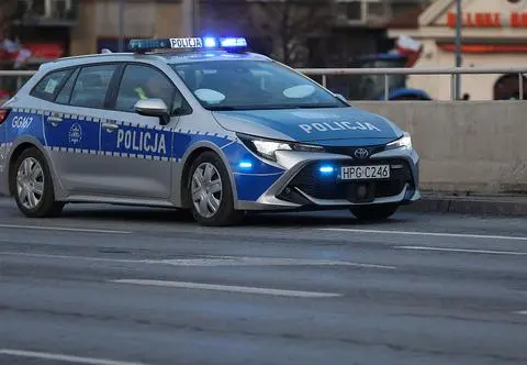 Ośmiolatka stała przy drodze krajowej. Policjant po służbie uratował dziecko