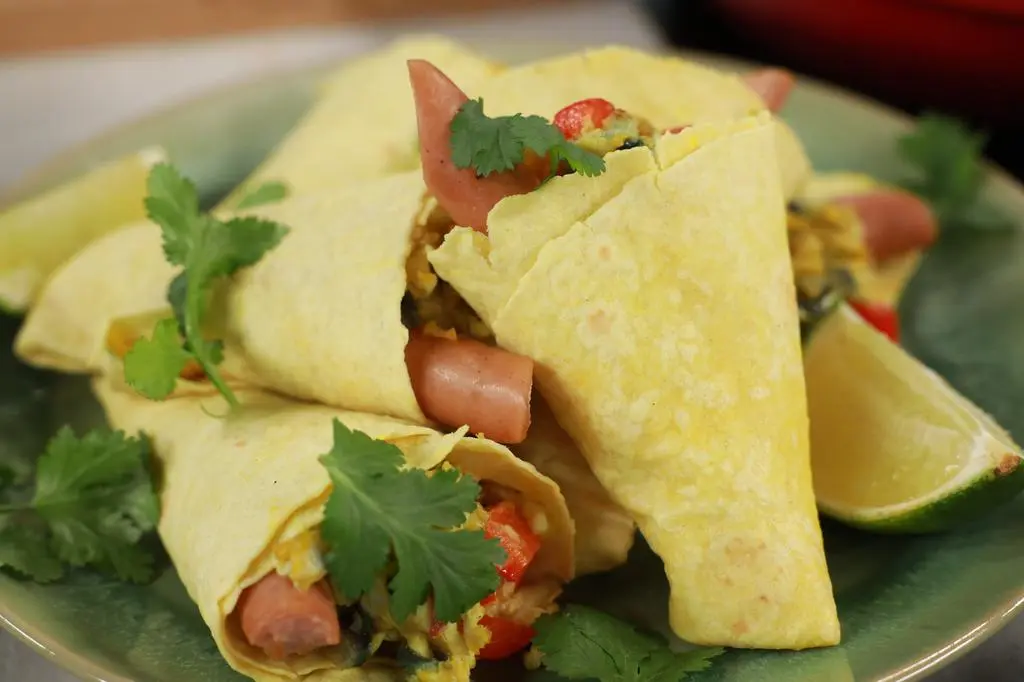 Śniadaniowe tacos z jajecznicą i kiełbaską z suszonym pomidorem 
