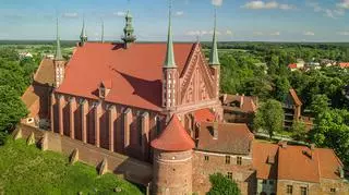 Zabytki i ciekawe miejsca we Fromborku. Jakie są najważniejsze atrakcje turystyczne miasta?