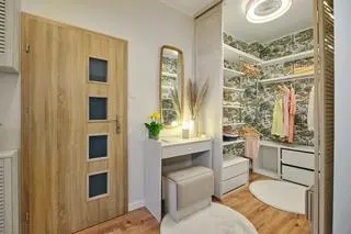 Pomieszczenie po metamorfozie w garderobę walk-in