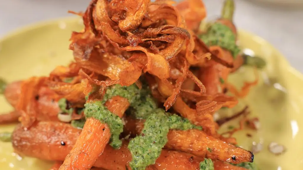 Pieczone marchewki z chipsami z obierek i pesto z łodyg