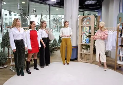 Biała koszula w świątecznej stylizacji. Posłuchaj rad ekspertki i dowiedz się, z czym można ją połączyć