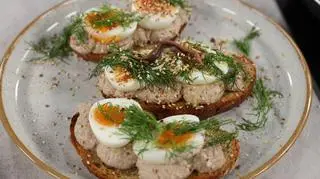 Pasta z tuńczyka, z jajem na grzance