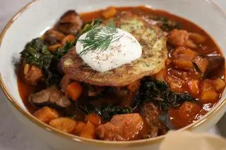 Jesienny gulasz wieprzowy z jarmużem, dynią i grzybami, podany z plackami z cukinii z kwaśną śmietaną 