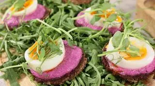 Grzanki z pastą z kiszonych buraków i fety