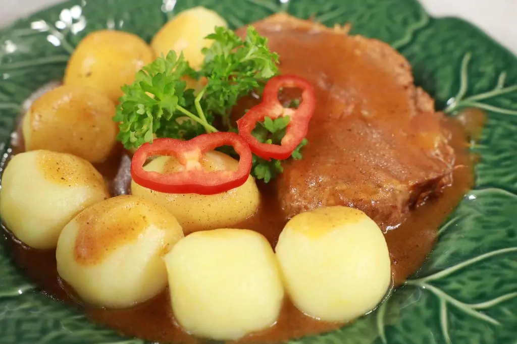 Karkówka szpikowana boczkiem i kluski