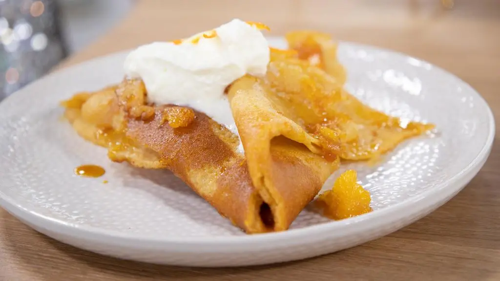 Naleśniki w gorącym syropie pomarańczowym a’la Crepes Suzette