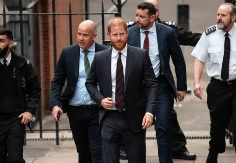 Książę Harry w sądzie. Rozprawę nagle przerwano. "Jesteście powodem, dla którego nie ma go w Anglii"
