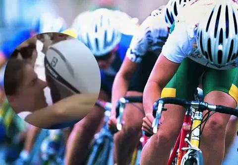 Kolarz pocałował żonę i dziecko. Dostał mandat. "Niszczenie wizerunku sportu"