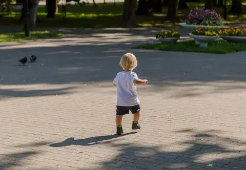 Pięciolatek i dwulatek wymknęli się z domu. Jak do tego doszło? 