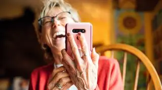 Mama jako "kłopoty, przypał", a mąż - "biuro obsługi". Jak zapisujemy bliskich w telefonach? 