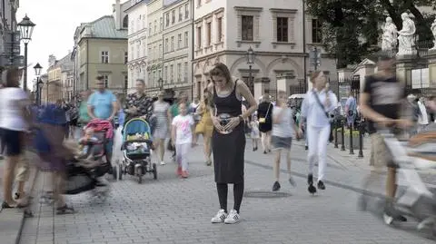 "To się nie zdarza" to tytuł projektu artystycznego fotografki Agnieszki Szuścik, który dokumentuje jej walkę z rakiem szyjki macicy