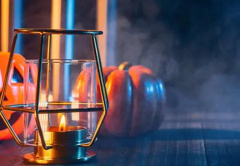 Chcesz bawić się w Halloween w kłębach białej pary? Sprawdź, jak zrobić suchy lód  