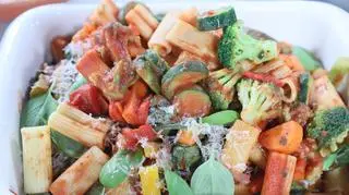 Zapiekany makaron rigatoni w sosie pomidorowym i warzywami italian mix