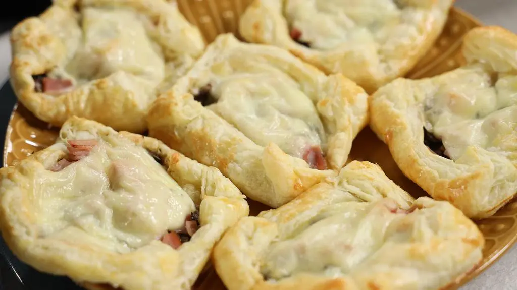 Mini zapiekanki z serem, szynką i pieczarkami
