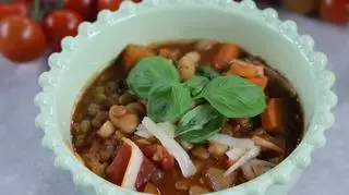 Toskański gulasz z fasolą i soczewicą 